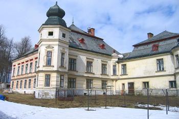 Zámek ze západní strany ( © Pavel Vítek 04/2006)