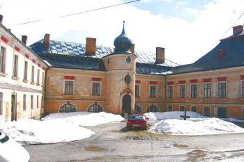 Nádvoří zámku ( © Pavel Vítek 04/2006)