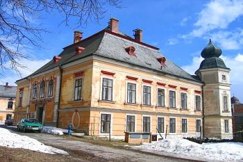 Ćást zámku s Obecním úřadem ( © Pavel Vítek 04/2006)