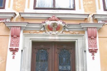 Torzo erbu nad vchodem do Obecního úřadu ( © Pavel Vítek 04/2006)