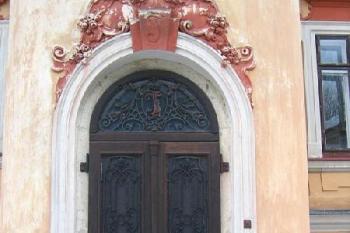 Vchod z nádvoří do věže ( © Pavel Vítek 04/2006)