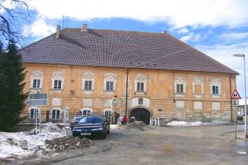 Průčelí zámku ( © Pavel Vítek 04/2006)