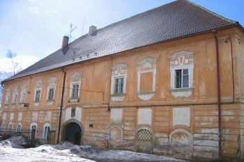 Průčelí zámku ( © Pavel Vítek 04/2006)