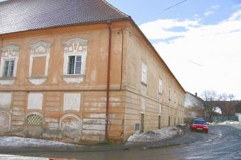 Pravé křídlo zámku ( © Pavel Vítek 04/2006)