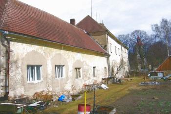Levé křídlo zámku ( © Pavel Vítek 04/2006)
