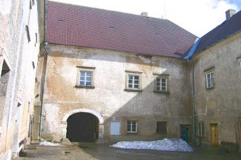 Nádvoří zámku ( © Pavel Vítek 04/2006)
