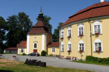 Zámecká budova a kaple (© Jiří Cukr, 08/2013)