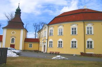 Zámecká budova s kaplí sv. Rocha ( © Pavel Vítek 04/2006)