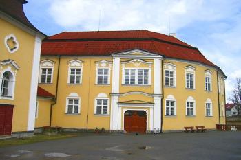 Hlavní vchod do zámku ( © Pavel Vítek 04/2006)