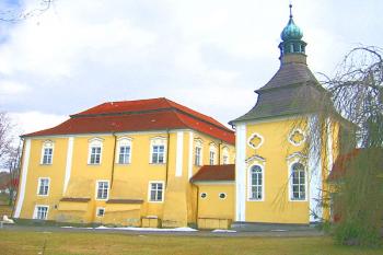 Zámecká budova se zbytky opěráků z původní tvrze a s kaplí sv. Rocha ( © Pavel Vítek 04/2006)