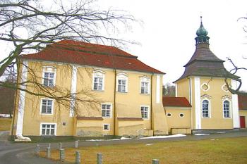 Zámecká budova s kaplí ( © Pavel Vítek 04/2006)