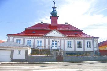 Průčelí zámečku ( © Pavel Vítek 04/2006)