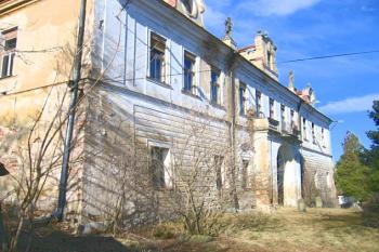 Průčelí zámku ( © Pavel Vítek 04/2006)