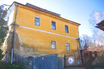 Pravé křídlo zámku ( © Pavel Vítek 04/2006)