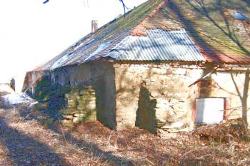 Zbytky původní tvrze ( © Pavel Vítek 04/2006)