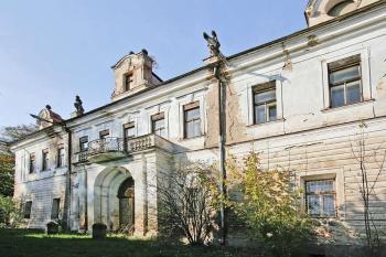 Hlavní průčelí ( © Luděk Pitter 10/2006)