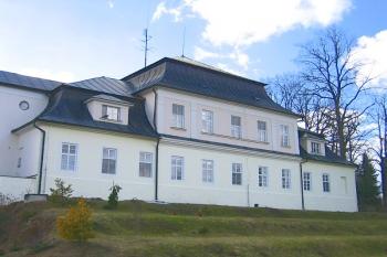 Pohled na zámek z parku ( © Pavel Vítek 04/2006)