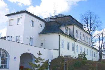 Východní část zámku ( © Pavel Vítek 04/2006)