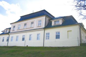 Zámek z parku ( © Pavel Vítek 04/2006)