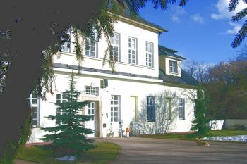 Hlavní vchod do zámku ( © Pavel Vítek 04/2006)