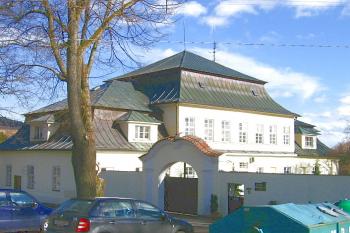 Zámek s hlavní branou ( © Pavel Vítek 04/2006)