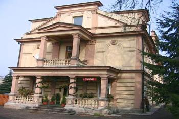 Hlavní vchod do zámku, nyní do restaurace ( © Pavel Vítek 04/2006)