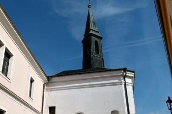 pohled na kostelík z Horního náměstí ( © Jan P. Štěpánek 08/2012)