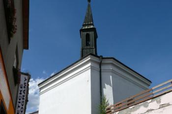 pohled na kostel z místa zaniklé městské brány ( © Jan P. Štěpánek 07/2008)