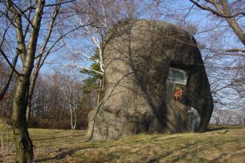 Balvan zvaný slouha od jihozápadu ( © Jiří Čížek 04/2006)