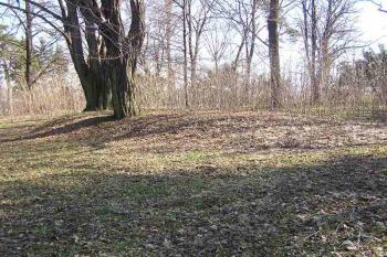 Nevýrazný, ale patrný náznak původní tvrze ve Studénce ( © Jan P. Štěpánek 04/2006)