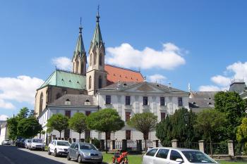 Kroměříž - kostel sv. Mořice - pohled od zámku, v popředí část Arcibiskupského gymnázia (© Ivo Rozehnal, 07/2013)