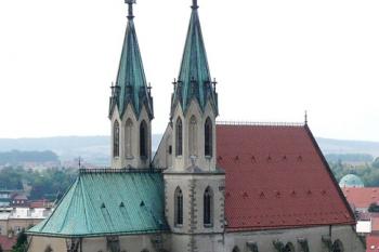 kostel sv. Mořice z ochozu zámecké věže ( © Jan P. Štěpánek 08/2008)