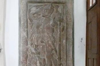 náhrobní deska umístěna v hale bočního vchodu do kostela ( © Jan P. Štěpánek 08/2008)
