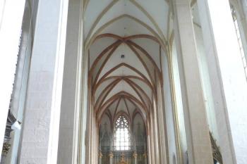 průhled hlavní lodí k oltáři kostela ( © Jan P. Štěpánek 08/2008)