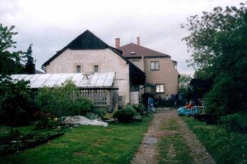 průčelí tvrze od vesnice v r. 2004 (© jakub ivánek 2004)