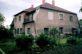 pohled na tvrz ze zahrady (© jakub ivánek 2004)