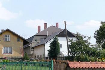 celkový pohled na bývalý zámek z obecní návsi ( © Jan P. Štěpánek 09/2009)