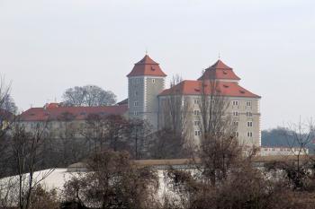 hrad od nádraží přes řeku Jizeru (© Rodochrozit, 03/2012)