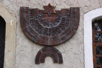 Pamětní deska Židů, internovaných na hradě v letech 1940–43 ( © Ivan Grisa 10/2009)