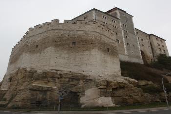 Hrad od křižovatky Nádražní - Ptácká, v popředí pozdně gotický bollwerk ( © Ivan Grisa 10/2009)