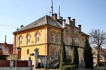 Hlavní průčelí ( © Luděk Pitter 04/2006)