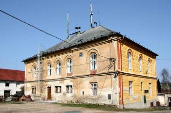 Jihovýchodní nároží ( © Luděk Pitter 04/2006)