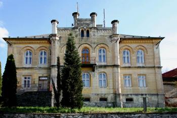 Hlavní průčelí ( © Luděk Pitter 05/2006)
