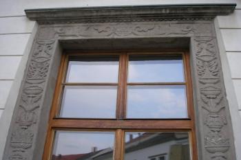 zdobené renesanční ostění okna v přízemí (© Ondřej Štěpánek 04/2006)