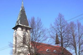 Kostel sv. Václava od silnice na Pržno a Frýdlant ( © Jan P. Štěpánek 04/2007)
