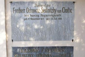 Náhrobní desky Jaroslava a Kasimíra Sedlnických Choltic ( © Jan P. Štěpánek 04/2006)