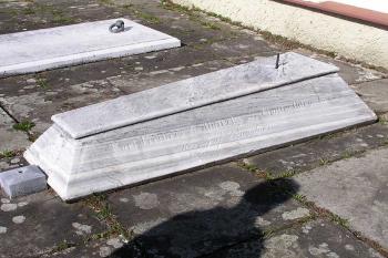 Žulový náhrobek Karla Sedlnického z Choltic v podobě rakve. ( © Jan P. Štěpánek 04/2006)