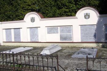 Celkový pohled na hrobku rodiny Sedlnických z Choltic. ( © Jan P. Štěpánek 04/2006)