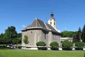 pohled na kostel ze zadní části hřbitova (© Jan P. Štěpánek 05/2014)