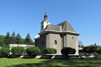 pohled na kostel ze zadní části hřbitova (© Jan P. Štěpánek 05/2014)